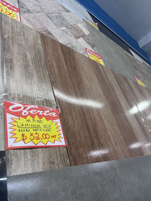 Mostruário de pisos laminados e porcelanato com placa de oferta de piso 61x61 retificado