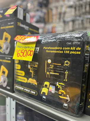 Parafusadeira com kit de ferramentas de 136 peças em oferta na prateleira