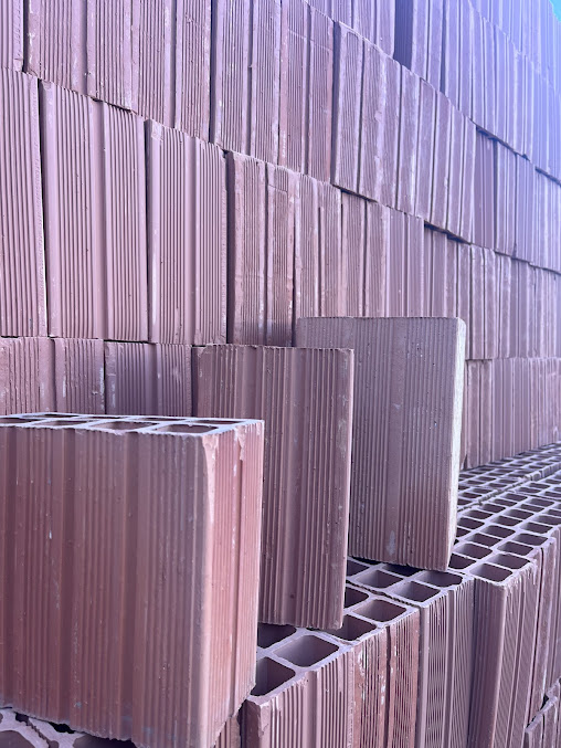 Blocos cerâmicos empilhados no depósito