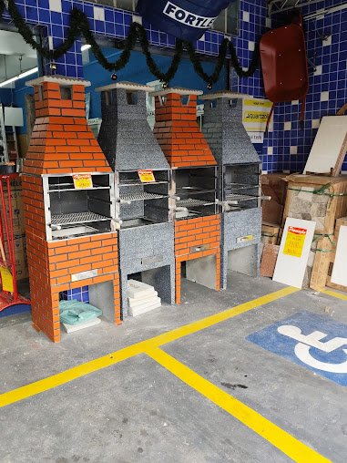 Churrasqueiras pré-moldadas de tijolo aparente e de granilite expostas na loja