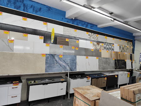Painel de parede com amostras de porcelanato e revestimentos etiquetados com preço