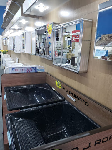 Tanques de louça pretos e armários de banheiro com espelho expostos na loja