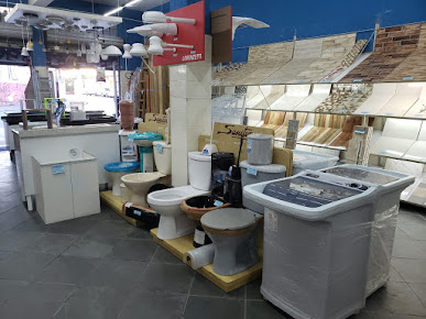 Vasos sanitários, gabinetes, tanque e máquina de lavar em exposição