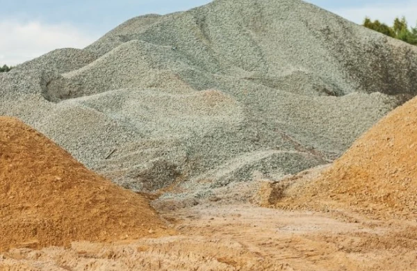 Montes de areia e de brita a granel ao ar livre