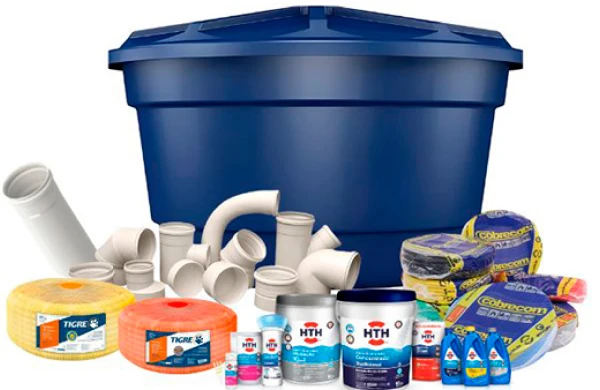 Caixa d’água azul, conexões e tubos de PVC, mangueiras, rolos de fio elétrico e produtos para piscina